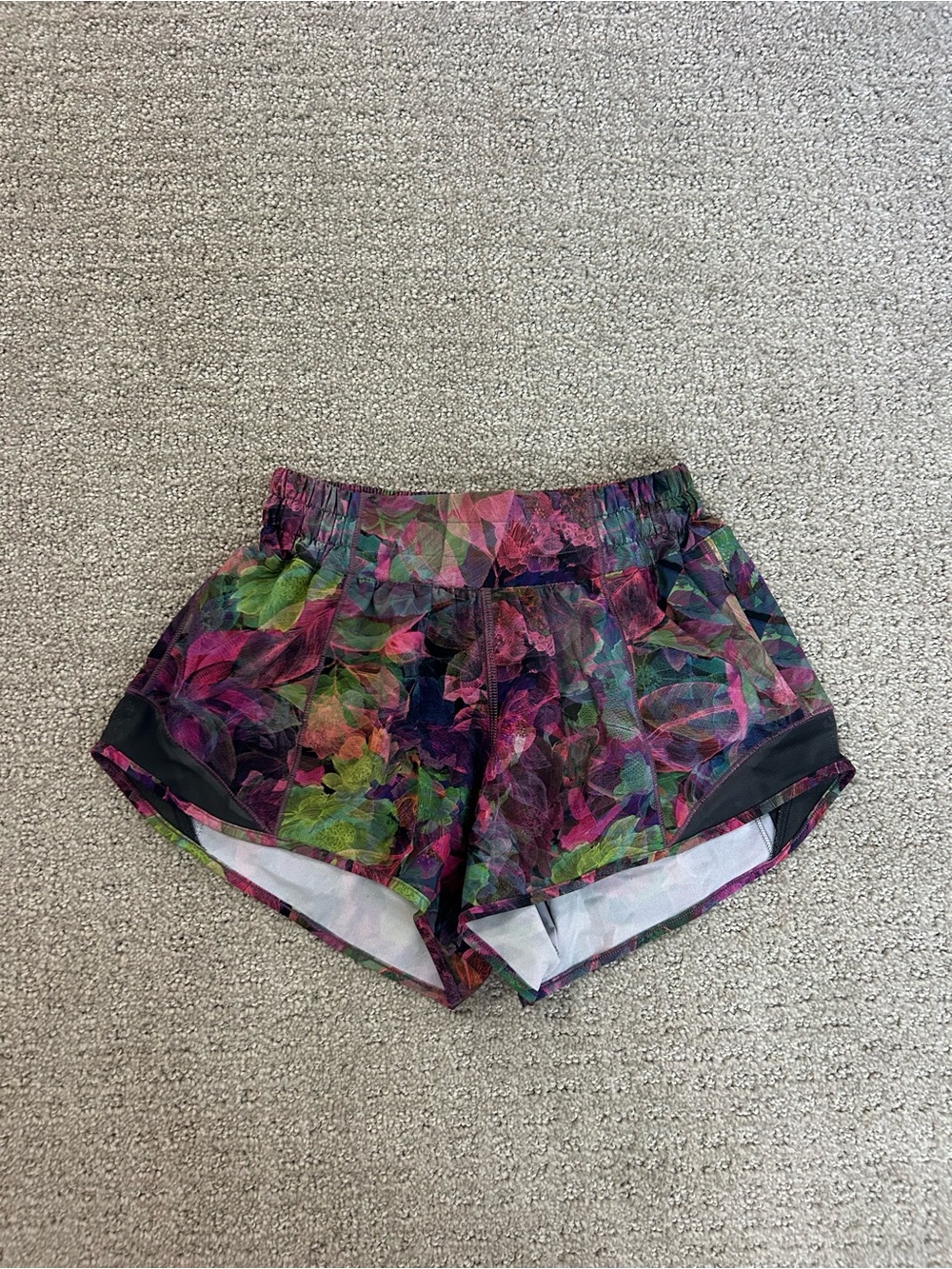 Lululemon Floral Hotty Hot Lowrise Lined 2.5” Shorts Size 2